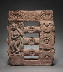 Sektion af monolitisk rækværk med bade- og lotusmedaljoner, ca. 150-250.