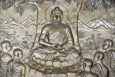 Shakyamuni Buddha prædiker - lovens hjul - for sine fem disciple. Ho Chi Minh City. Vietnam
