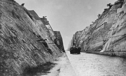 Skib, der passerer gennem Korinth-kanalen, Grækenland, slutningen af det 19. eller 20. århundrede