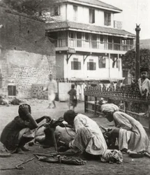 Skoer en tyr, Indien, c1927-c1929