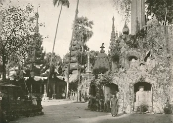 Helligdomme ved Shwedagon Pagoda, Yangon, 1900.