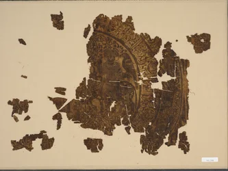 Silkefragment med falkoner, der rider på en tyr, 1000-1100-tallet.