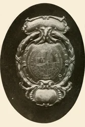 Forside af sølv, med engelsk våbenskjold, 1677, 1937.