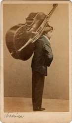 Lille metier: portræt af en kontrabassist, instrumentet lægges på ryggen, Venedig. 1800-tallet Tryk på pap Dim. 10,5x6 cm