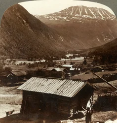 Snehøjder af bjerget Gausta 6180 ft. over rolige hjem i Maan-dalen, Norge, c1905.