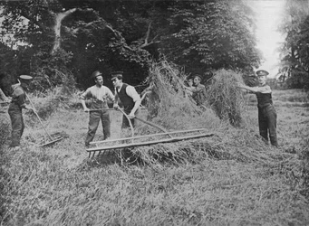 Soldater, der hjælper bønderne ved at komme i høet, 1915