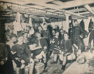 Soldater i en transportkabine, ca. 1900.