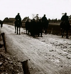 Soldater på en vej, c1914-c1918
