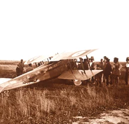 Soldater omkring biplan, Somme, Nordfrankrig, c1914-c1918