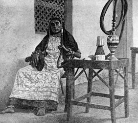 Somalisk kvinde, der ryger vandpibe, Aden, 1922