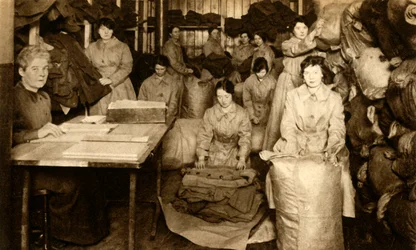 Sortering af uniformer i WAAC tøjbutikken, Første Verdenskrig, 1914-1918, 1933.