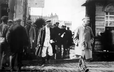 Den sovjetiske leder Josef Stalin eskorteret af hemmelige GRU-agenter, slutningen af 1920