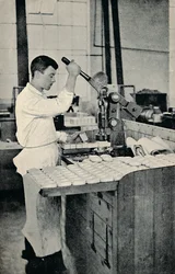 Stempling af sæbeblokke, c1917