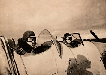 Start på en skoleflyvning i en Miles Magister. Eleven sidder i det bageste cockpit, 1940