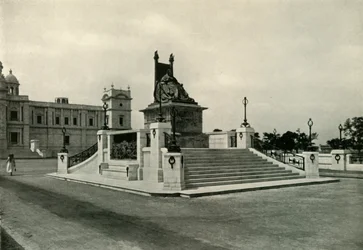 Statue af dronning Victoria foran Victoria Memorial Hall, 1925.