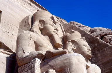 Statuer af Ramses II, foran hovedtemplet, Abu Simbel, Egypten, tidligt i det 13. århundrede f.Kr.