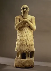 Statuette af embedsmanden eller stewarden Ebih-Il, der tilbeder gudinden Ishtar, fra Mari, Mellem Eufrat, ca. 2500 f.Kr. (gips og lapis lazuli) (for detaljer se 93166)