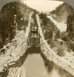 Dampbåd klatrer op ad en bakke ved siden af Vrang-vandfaldet ved sluser i Bandak-Nordsjo, Norge, c1905.
