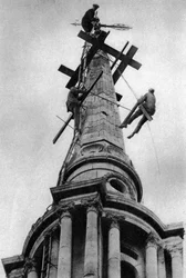 Steeplejacks på spiret af All Saints Church, Poplar, London, 1926-1927
