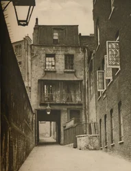 Strand Lane og indgangen til det romerske bad, c1935.