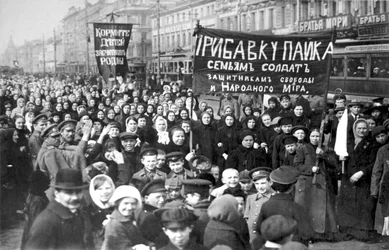 Strejkende Putilov-arbejdere på den første dag af februarrevolutionen, Skt. Petersborg, Rusland, 1917