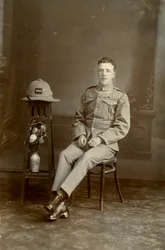 Studieportræt af en soldat fra C-kompagniet, 2nd Battalion the Kings Regiment, Irak, 1926