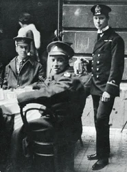 Underløjtnant Prince Albert serverer te til sårede soldater i Buckingham Palace, 1916
