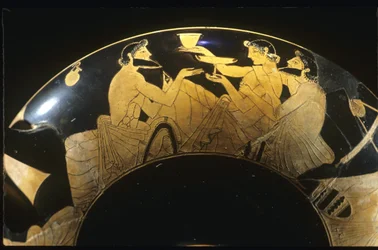 Symposiumscene på rød figur Attic kylix, vinkop, 5. århundrede f.Kr.