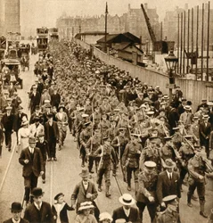 Territorials fra sommerlejr - Terriere marcherer let over Westminster Bridge, 1914-1918, 1933.