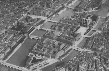 Det gamle ø-hjerte i Paris med sine ni broer set fra luften, c1935