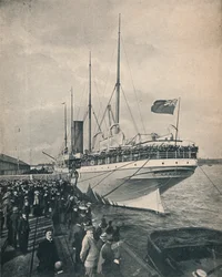 Braemar-slottet ud til Kap, med tropper, ca. 1900.