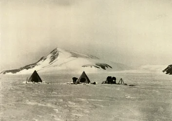 Lejren under skymageren., c1908, 1909