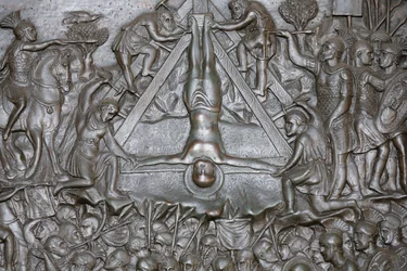 Sankt Peters korsfæstelse - Detalje af en portal - Forreste indgangsdør til Peterskirken, Roma, Italien