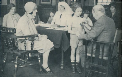 Lægen lytter til et barns hjerteslag, c1935