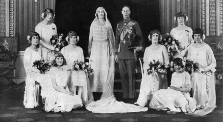 Hertugen og hertuginden af York omgivet af sine otte brudepiger, 1923
