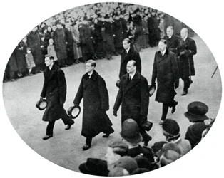 Hertugen af York og hans brødre i King George Vs begravelsesoptog, 1936, 1937