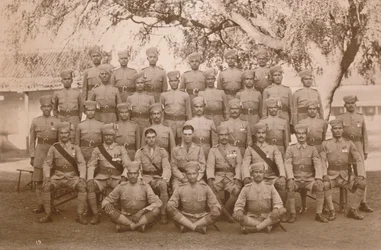 Den indiske deling fra den første bataljon, The Queens Own Royal West Kent Regiment. Poona, Indien, 1