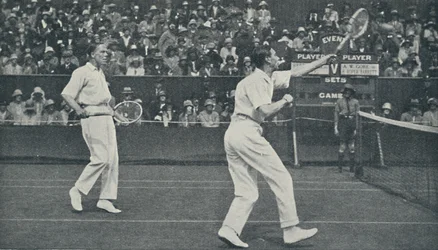 Kongen som græsplæne-tennisspiller, 1926, 1937.