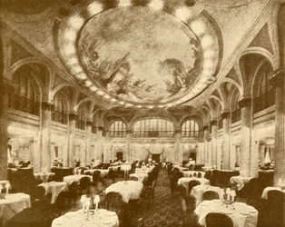 Den overdådigt udsmykkede hovedspisestue i Leviathan., c1930.
