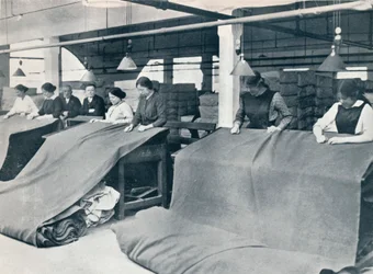 The Making of khaki: undersøgelse af det færdige klæde, c1914.