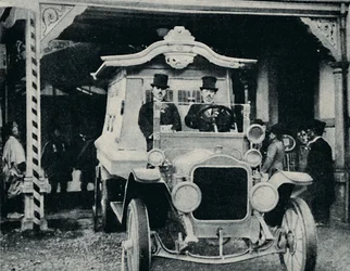 Motorvognen i orientalsk kjole, c1935