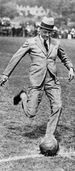 Prinsen af Wales sætter gang i fodboldkampen Spurs mod Fulham, 1921