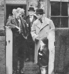 Prinsen af Wales besøger et minearbejderhytte i det nordøstlige England, 1929 1936