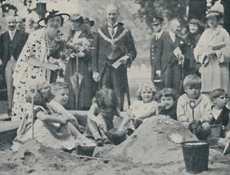 Dronningen åbner en legeplads, 1936, 1937.