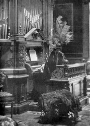 Dronningen af Rumænien spiller orgel, 1904