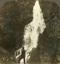 Sevle Falls, sprudlende og sprøjtende, nær Stalheims hotel, Naerodal, Norge, c1905.