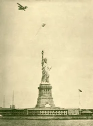 Frihedsgudinden med Uplifted Torchlight, New York Harbour, c1930.