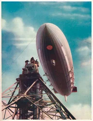 Det amerikanske luftskib Macon fortøjes ved den mobile mast i Lakehurst, New Jersey, ca. 1935-1937