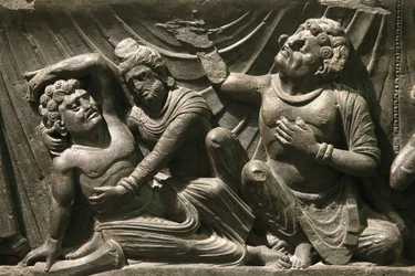 Victoria and Albert Museum. En del af et relief af Buddhas død (parinirvana). 200-400. Kushan periode. Schist. Gandhara/Nordvest Pakistan. Det Forenede Kongerige