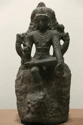 Victoria and Albert Museum. Shiva som Dakshinamurti. 1200-1300. Sen Chola periode. Granit. Sydindien (Tamil Nadu). Det Forenede Kongerige